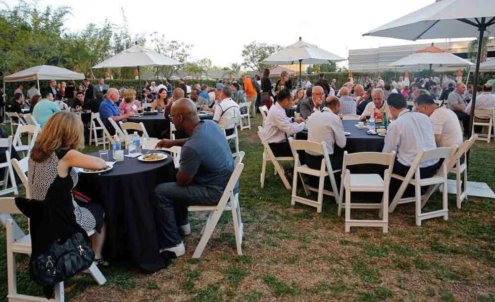 outdoor lunch at Midsize Enterprise Summit West